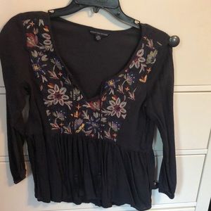 Quarter sleeve, flowy top.